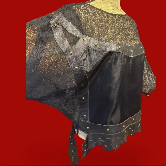 121 - Unique Top - Picture 8 of 10